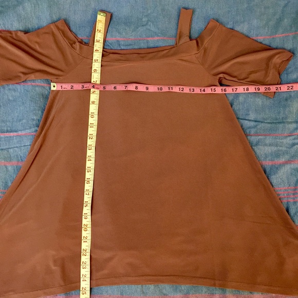 Mauve shark bite hem cold shoulder tee - Picture 4 of 8